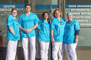 équipe médicale devant cabinet